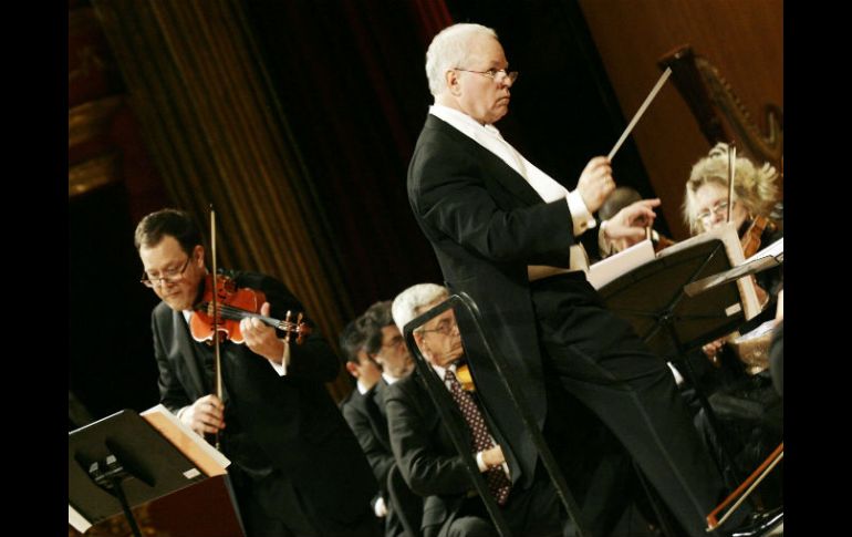 El violinista Brian Lewis fue el solista invitado para interpretar Elements, obra de Michael McLean. E. BARRERA.  /