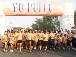 A las participantes del “maratón” se les entregó una medalla, en la séptima edición de la carrera “Yo puedo”. E. PACHECO  /