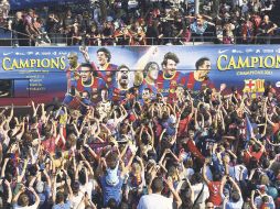 Miles de personas salieron a las calles para saludar al equipo blaugrana, que desfiló en un autobús de los llamados turísticos. EFE  /