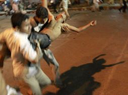Manifestantes huyen de las fuerzas del régimen en la ciudad de Taiz. EFE  /