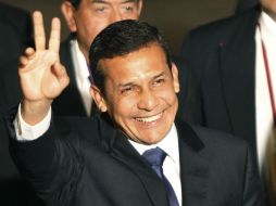 El abanderado de Gana Perú saluda a simpatizantes al llegar al Hotel Marriot, sede del debate. REUTERS  /