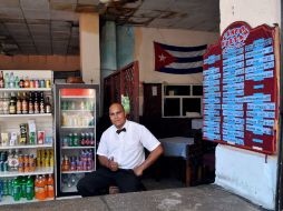 El empleado de un bar estatal espera la llegada de clientes, en La Habana. EFE  /