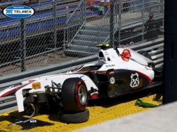 El monoplaza de Sergio Pérez es retirado de la pista de Montecarlo luego del accidente. EFE  /