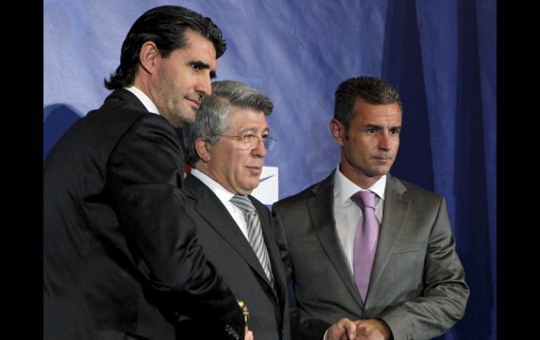 El presidente del Atlético, Enrique Cerezo (centro) durante la presentación de Luis Pérez como nuevo director deportivo. EFE  /
