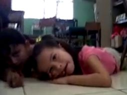 Un video muestra cómo logró tranquilizar a sus alumnos y ponerlos a salvo en el piso del salón. ESPECIAL  /