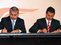 Emilio González (izq.) y Enrique Peña Nieto firmaron un convenio por los Juegos Panamericanos en el Estado de México. ESPECIAL  /