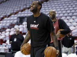 El superastro del Miami Heat, LeBron James en un entrenamiento con su equipo. REUTERS  /