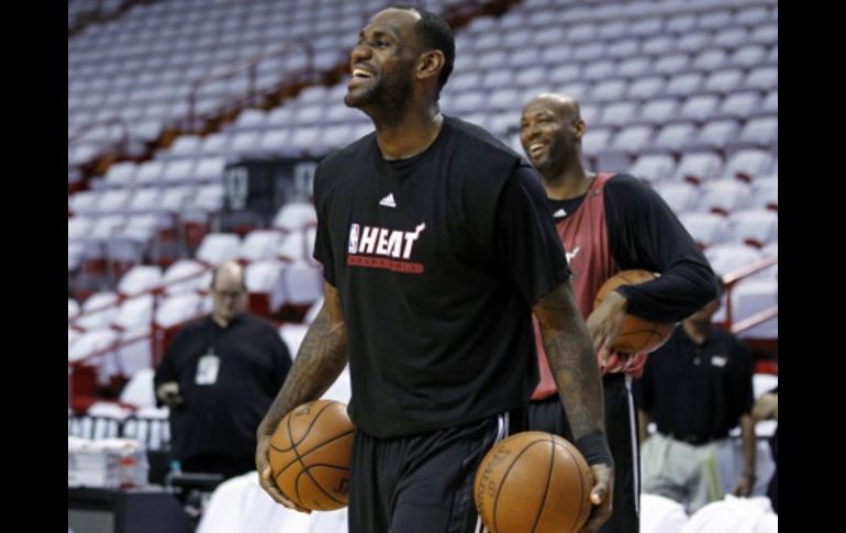 El superastro del Miami Heat, LeBron James en un entrenamiento con su equipo. REUTERS  /
