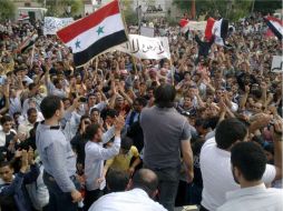 Manifestantes sirios siguen en la lucha por derrotar a Assad. AP  /