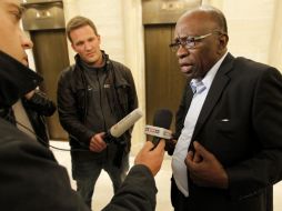 Jack Warner habla con un periodista en el lobby del hotel de Zurich, Suiza. REUTERS  /
