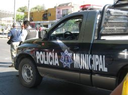 Elementos de la Policía Municipal buscan a los responsables de la agresión. ARCHIVO  /