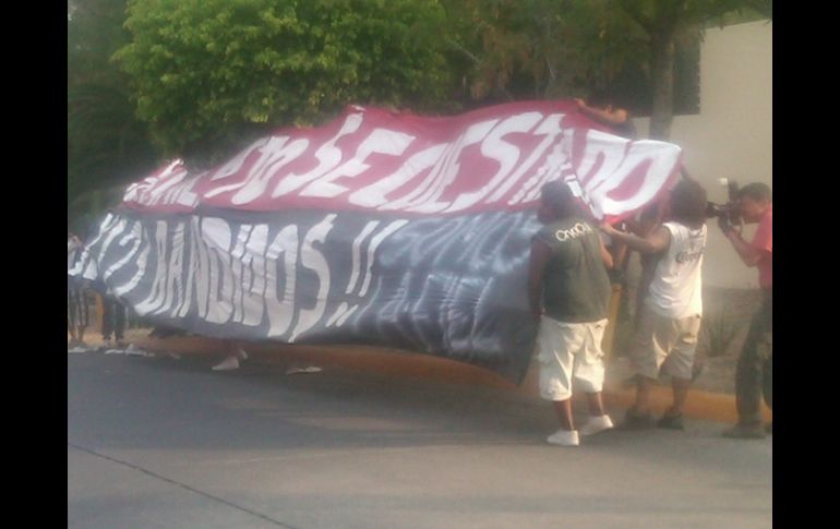 Barristas protestando frente al club. GUSTAVO LÓPEZ JAIME  /