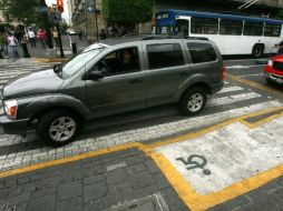 Se plantean multas desde 10 hasta 30 días de salario mínimo para quienes invadan zonas preferenciales. ARCHIVO  /