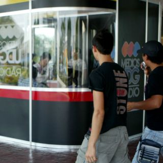 Rolaron las rolas en los 37 años de Radio UdeG