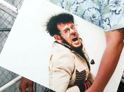 Jaime Carranza sostiene uno de los retratos, de su autoría. E. BARRERA  /