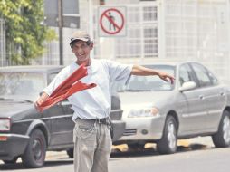 Un “franelero” hace señalamientos en la vía pública, con la intención de atraer a los automovilistas para estacionarse. S. NÚÑEZ  /