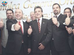 Carlos Martín del Campo (centro) posa con parte del Consejo Directivo rojinegro.EL INFORMADOR  /