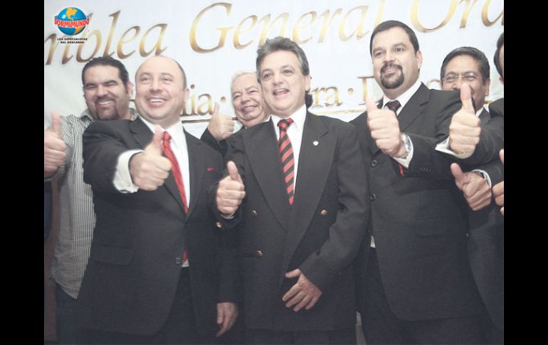 Carlos Martín del Campo (centro) posa con parte del Consejo Directivo rojinegro.EL INFORMADOR  /
