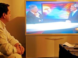 Hernán Cortés sigue la entrevista que anoche le realizó López Dóriga al gobernador Emilio González. ESPECIAL  /