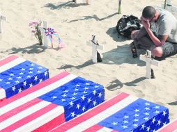 Durante la celebración del Memorial Day familiares recuerdan a soldados estadounidenses caídos en operaciones militares. AFP  /