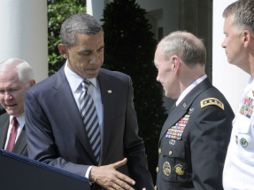 El presidente estadounidense, Barack Obama, saluda a Martin Dempsey, nuevo Jefe de Estado Mayor Conjunto. REUTERS  /