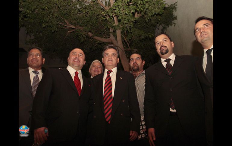 Carlos Martín del Campo (centro) derrotó por una diferencia de seis votos a Rubén Romero. S. NÚÑEZ  /