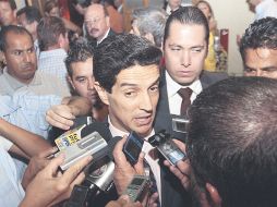 Rubén Romero atiende a la prensa tras ser derrotado por Martín del Campo en la contienda por la presidencia rojinegra. S. NÚÑEZ  /