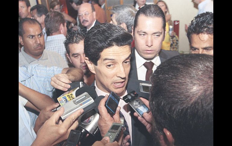 Rubén Romero atiende a la prensa tras ser derrotado por Martín del Campo en la contienda por la presidencia rojinegra. S. NÚÑEZ  /