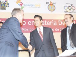 Emilio González, Enrique Peña Nieto y Mario Vázquez Raña, tras la firma del Convenio Panamericano. ESPECIAL  /