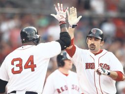 El mexicano (der), no pudo guiar a Boston al triunfo. AFP  /