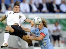El jugador Martín Cáceres en un juego con la Selección de Uruguay.  /