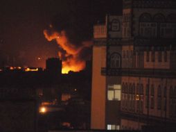 Llamas brotan de varios edificios durante choques entre fuerzas de seguridad yemeníes y un grupo de tribales armados en Saná. EFE  /