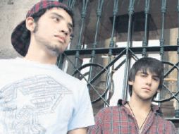 Dos de los integrantes de la agrupación ''Lambda ''.J.SÁNCHEZ  /