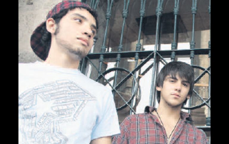 Dos de los integrantes de la agrupación ''Lambda ''.J.SÁNCHEZ  /