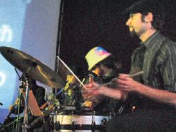 Vilches, Klaus, Trino, Maritzio, Amillo y Erik, Pneumus  monta un espectáculo que combina el jazz con animaciones. J.SÁNCHEZ  /