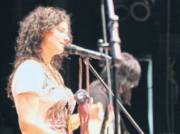 La voz de la pequeña María Rene hija menor de Darko Palacios puso a punto a los casi 700 asistentes. J.SÁNCHEZ  /