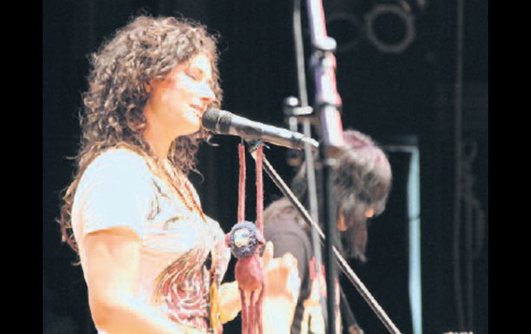 La voz de la pequeña María Rene hija menor de Darko Palacios puso a punto a los casi 700 asistentes. J.SÁNCHEZ  /