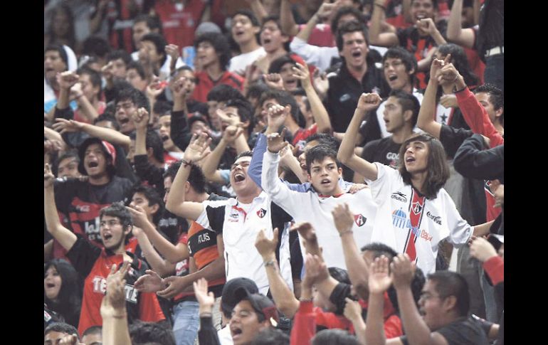 Los seguidores del Atlas acudieron el lunes a Colomos en plena asamblea para manifestar su malestar. MEXSPORT  /