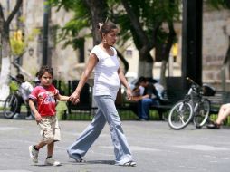 La entrega de los subsidios se hará a las jefas de familia con tarjetas de débito. ARCHIVO  /