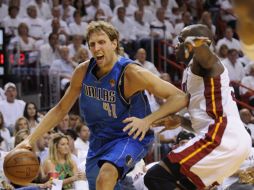 El alemán Dirk Nowitzki (con el balón), de los Mavericks de Dallas, intenta meterse a la pintura de Miami. EFE  /