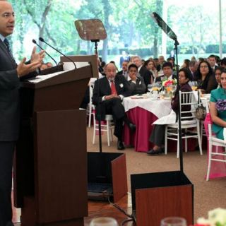 El hogar, primer frente contra el tabaquismo: Calderón