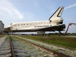 El transbordador espacial es remolcado al Fondo para el Orbitador de procesamiento después de aterrizar. AP  /