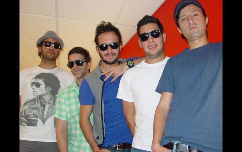 Los Claxons derrocharon energía al interpretar su nuevo sencillo ''Este mundo sin ti''. NTX  /