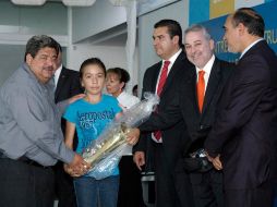 Emilio González entregó este miércoles instrumentos musicales a municipios de la Entidad. ESPECIAL  /