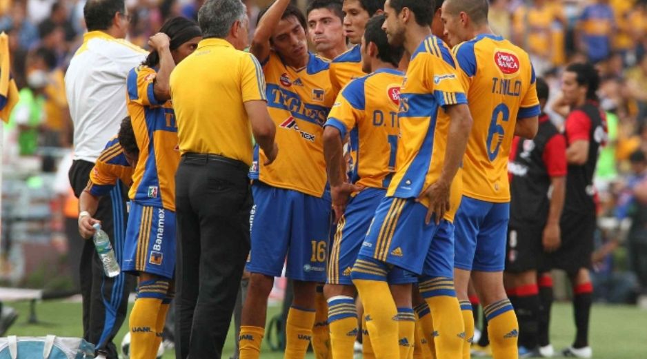 Ricardo Ferreti da indicaciones a sus jugadores durante el Torneo Clausura. MEXSPORT  /