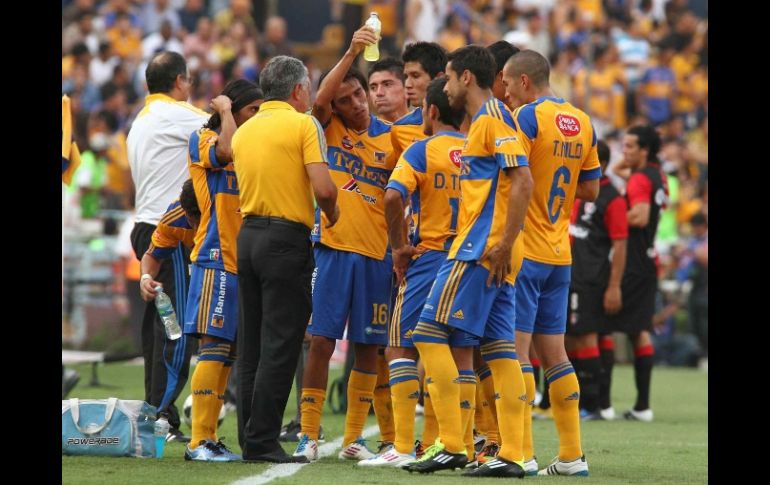 Ricardo Ferreti da indicaciones a sus jugadores durante el Torneo Clausura. MEXSPORT  /