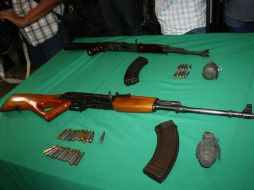 A los detenidos se les decomisaron armas que quedaron a disposición de la PGR, para las averiguaciones. ARCHIVO  /