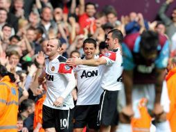 Javier 'Chicharito' Hernández, celebra con sus compañeros del Manchester United, tras anotar gol. MEXSPORT  /