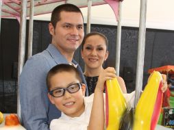 Leo con Leonardo Mireles y Angélica Ortiz de Mireles.  /