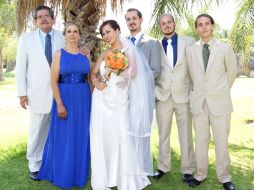 Verónica Gutiérrez y Rodrigo Saravia con Francisco, Patricia, Andrés y Bernardo Saravia.  /